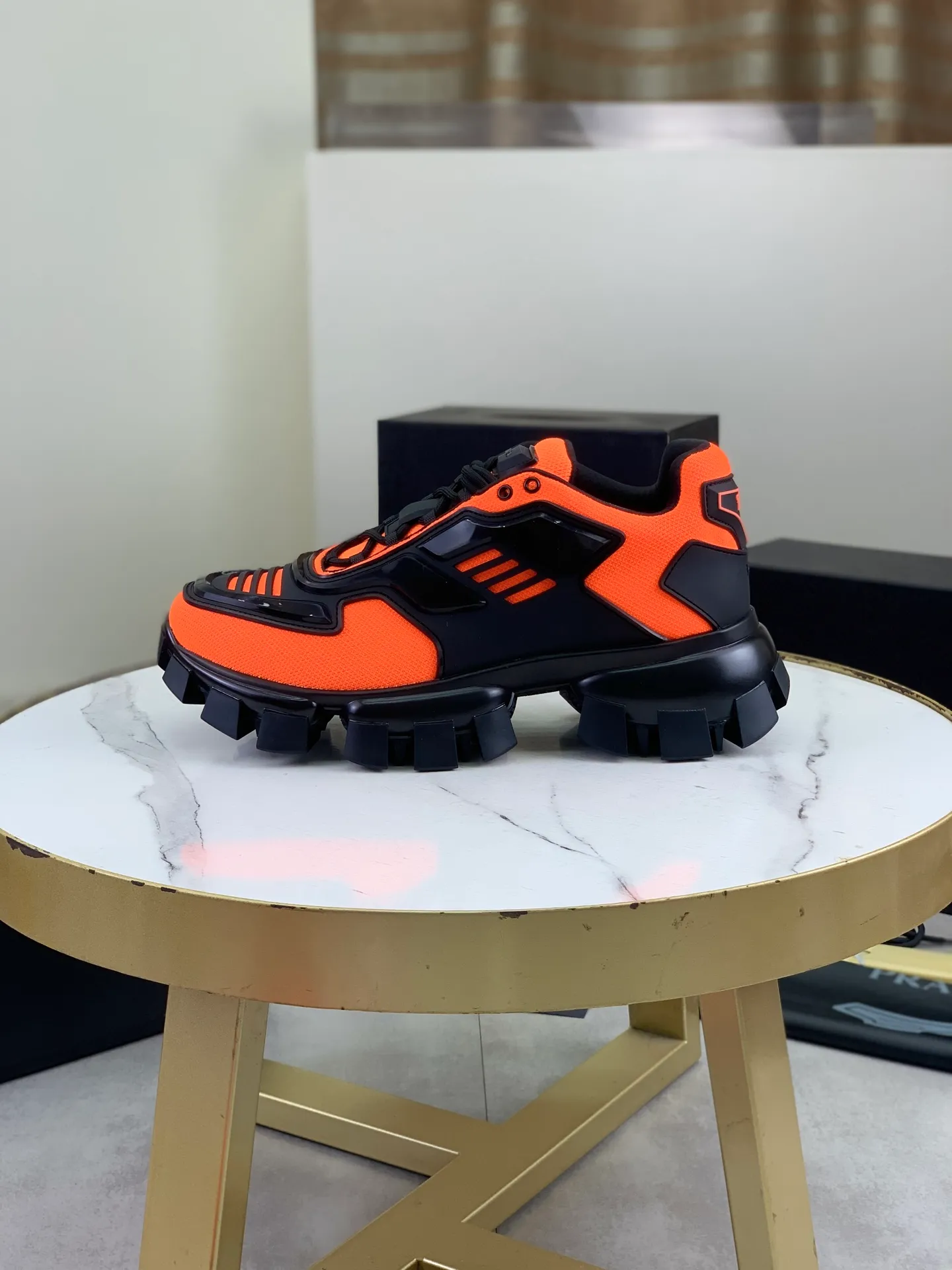 Factory price P660 top version PRADA Dark Punk Martin Rock Tank Mecha Hardcore Fighting Shoes ☑️ A century-old brand, the unique hardcore design has entered the public eye. The tank element is used as the sole design, subverting conventions, breaking the monotony and dullness, lighting up the overall shape, attracting attention, and achieving a meaningless appearance. With its hard-core styling and metal accessories full of design, it unleashes an unruly punk spirit, interprets a unique and iconic style, and demonstrates the leadership level of its pioneer originator in the field of thick-soled shoes. It is the nirvana darling of major fashion weeks. 📣📣The ultra-light foam outsole solves the problem of bulkiness and is suitable for those who know the difference. ✅Fabric: Original splicing design and production ✅Inner: Original lining➕Cow leather insole. ✅Original foam combination outsole with 8cm heel height and super light weight. ✅Code number: Female 35-39 (40 is customized and non-refundable) Male 39-45 (46 and 47 are customized and non-refundable) Full package at the counter